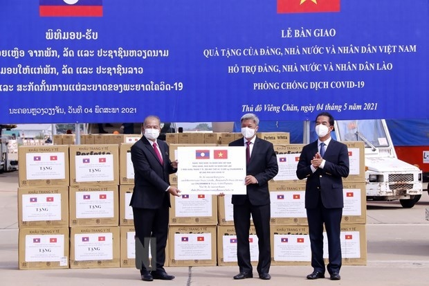Vietnam provides medical supplies to assist Laos combat COVID-19